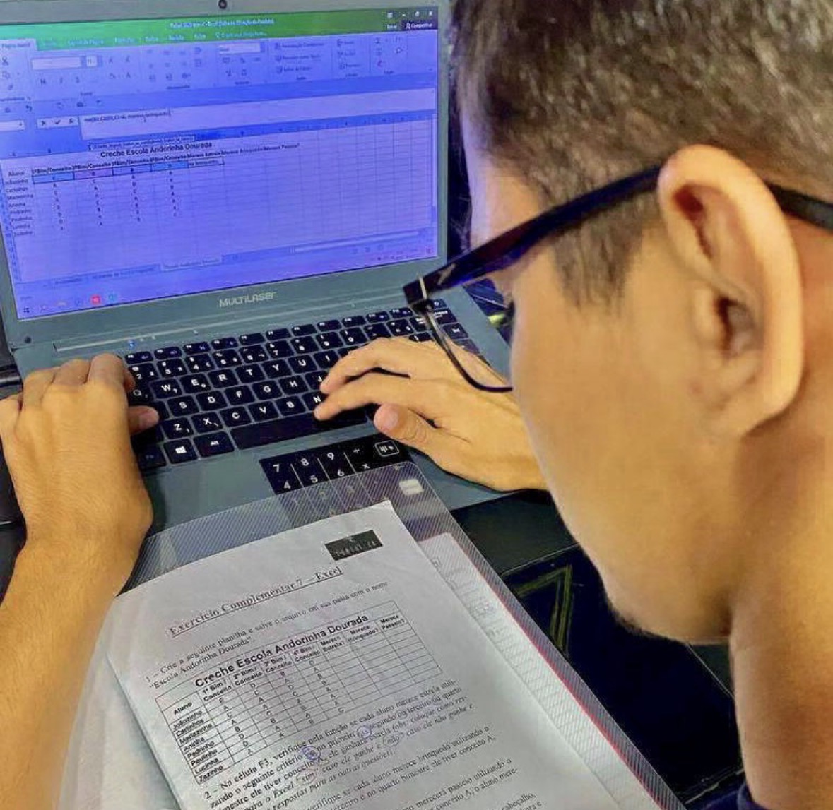 Aluno estudando em aula da Fortaleza Cursos